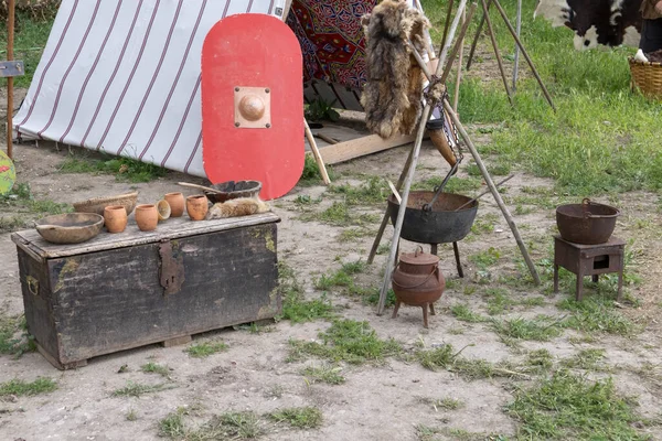 キッチン用品や家庭用品で古代ローマ時代からの軍事キャンプのレクリエーションの水平ビューの屋外シーン — ストック写真
