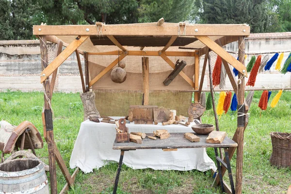 古代ローマ帝国時代の木工職人の店の再現の水平方向の屋外シーン — ストック写真