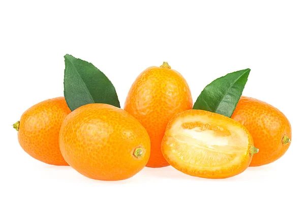 Frutos Frescos Kumquat Con Hojas Verdes Aisladas Sobre Fondo Blanco — Foto de Stock