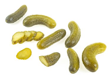 Beyaz bir arka planda izole edilmiş salatalık ve dilimler koleksiyonu. Turşu turşusu. Cornichons.