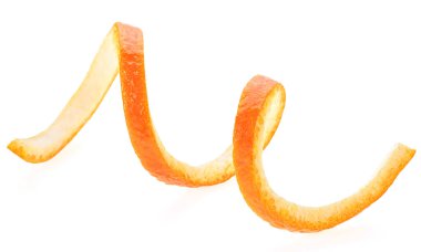 Beyaz bir arka planda izole edilmiş taze portakal kabuğu, seçici bir odak noktası. Turuncu lezzet.