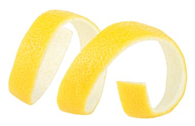 Beyaz arka planda izole edilmiş taze limon tadı. Spiral limon kabuğu.
