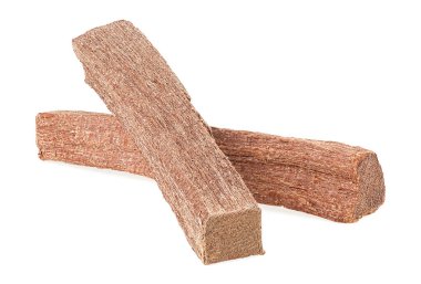 Beyaz arka planda izole edilmiş iki sandal ağacı çubuğu. Chandan veya sandal ağacı.