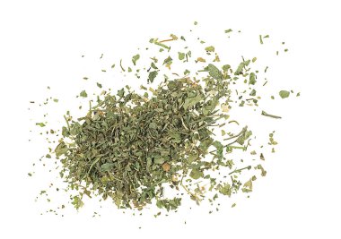 Dilimlenmiş ve kurutulmuş kereviz yaprakları beyaz arka planda izole edilmiş, üst manzara.