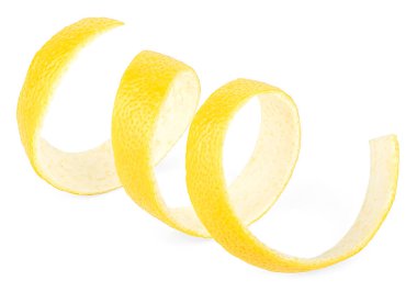 Beyaz arka planda izole edilmiş taze limon kabuğu. Limon kıvrımı.