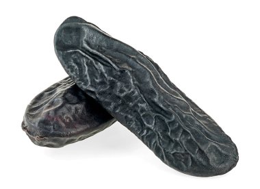 Beyaz arka planda izole edilmiş kurutulmuş tonka fasulyesi. Dipteriks kokulu fasulye. Cumaru..