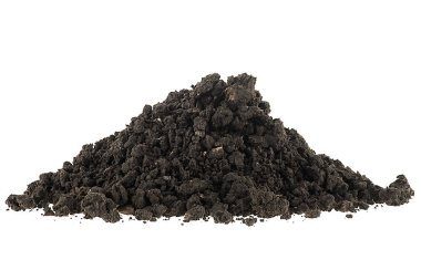 Kara toprak, humus. Beyaz arka planda izole edilmiş verimli toprak yığını.
