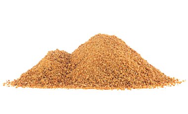 Beyaz arka planda izole edilmiş hindistan cevizi palmiye şekeri yığını. Hindistan cevizi çiçeği ya da hindistan cevizi özü.