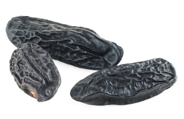 Beyaz arka planda izole edilmiş taze aroma tonka fasulyeleri. Dipteriks kokulu fasulye..