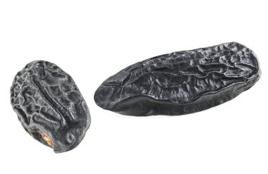 Beyaz arka planda izole edilmiş taze aroma tonka fasulyeleri. İki tane Dipteryx kokulu fasulye..