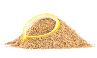 Kurutulmuş limon kabuğu tozu ve beyaz arka planda izole edilmiş taze limon kabuğu yığını.