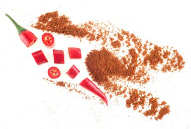 Kırmızı biber dilimleri ve beyaz arka planda izole edilmiş kırmızı biber tozu. Sağlıklı sebzeler.