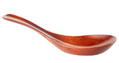 Tahta kaşık beyaz arka planda izole edilmiş, yan görünüm.