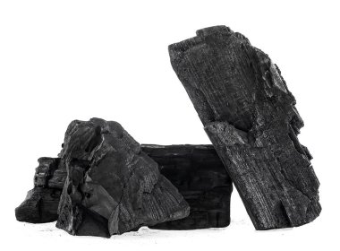 Beyaz arka planda izole edilmiş doğal odun kömürü ya da kömür yığını.