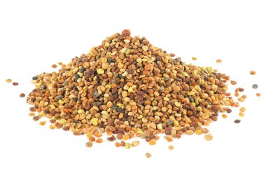 Beyaz arka planda izole edilmiş polen tanecikleri yığını, yakın plan. Çok renkli organik arı poleni.