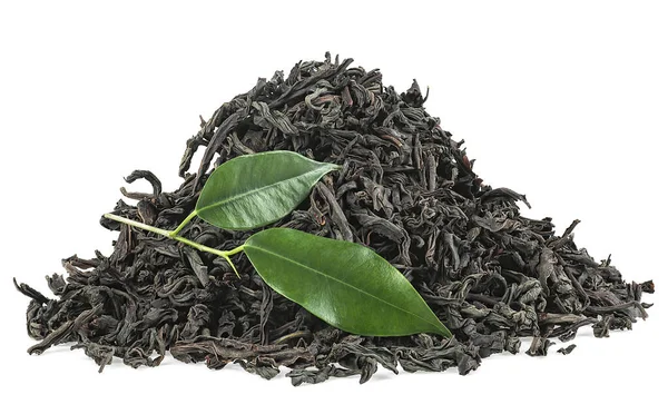 乾燥した黒いセイロン茶と新鮮な紅茶の葉のヒープは 白い背景に孤立しました ドライ フレッシュティーの葉 — ストック写真