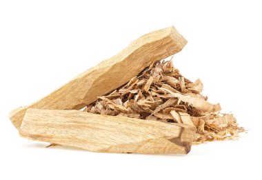 Palo Santo tahta çubukları ve beyaz arka planda izole edilmiş ahşap parçacıklar. Bursera Graveolens - kutsal odun.