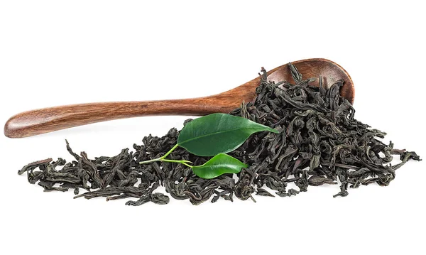 木勺中的干红茶叶和白色背景中的鲜茶叶 锡兰茶 — 图库照片