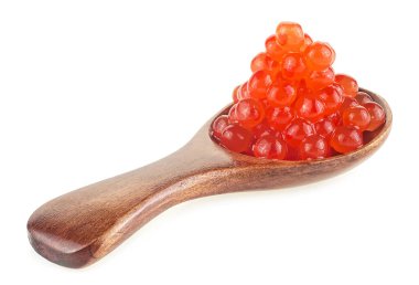 Beyaz arka planda izole edilmiş tahta kaşıkta kırmızı tuzlu somon havyarı.
