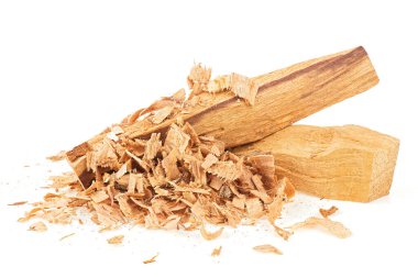 Palo Santo tahta çubukları ve beyaz arka planda izole edilmiş ahşap parçacıklar. Bursera Graveolens - kutsal odun.