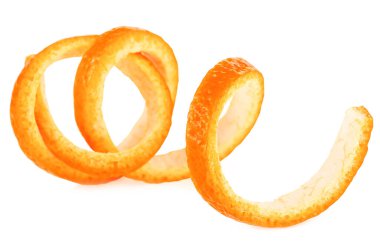 Beyaz arka planda tek bir taze portakal kabuğu. C vitamini, cilt sağlığı güzellik konsepti.