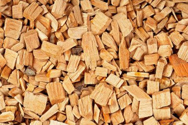 Arka plan olarak ahşap yongalar, üst manzara. Doğal malzeme. Sigara içmek veya geri dönüşüm için odun parçaları.