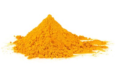 Beyaz arka planda izole edilmiş zerdeçal tozu yığını. Curcuma aromatica, Hint baharatı.