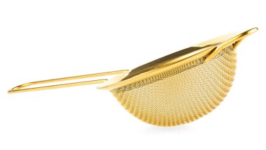 Beyaz arka planda izole edilmiş yemek pişirmek için altın kevgir. Metal ağ. Mutfak eşyaları..