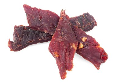 Beyaz arka planda izole edilmiş kurutulmuş et parçaları. Kurutulmuş et..