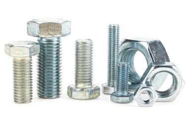 Paslanmaz çelik cıvatalar ve fındıklar beyaz arka planda izole edilmiş. Farklı metal cıvatalar ve fındıklar.
