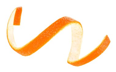 Portakal kabuğunun sarmal formu beyaz bir arkaplanda izole edilmiş. Portakal lezzeti veya portakal kıvrımı.