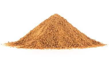 Beyaz arka planda izole edilmiş hindistan cevizi palmiye şekeri yığını. Hindistan cevizi çiçeği ya da hindistan cevizi özü.