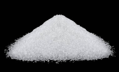 Siyah arka planda beyaz deniz tuzu yığını. Beyaz deniz tuzu kristalleri.