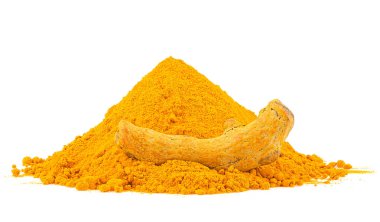 Beyaz zemin üzerinde izole edilmiş zerdeçal kökü ve kuru sokağa çıkma yasağı tozu