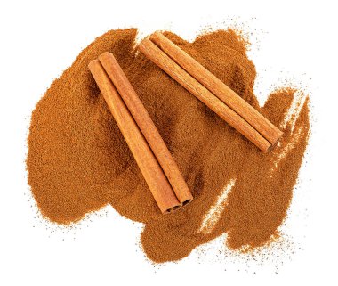 Beyaz zemin üzerinde toz izole edilmiş tarçın çubukları, üst görünüm.