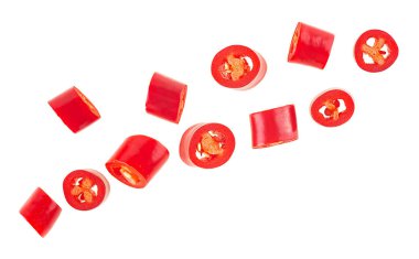 Kırmızı dilimlenmiş kırmızı biber beyaz arka planda izole edilmiş, yukarıdan görünüyor..