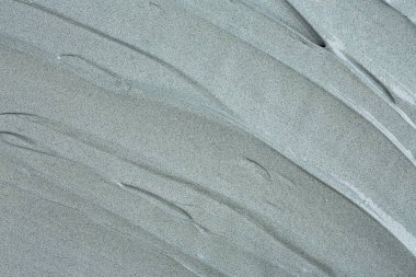 Gri kozmetik kil dokusu, üst manzara. Fırça darbeleriyle soyut arkaplan. Yüz ve vücut için çamur maskesi.