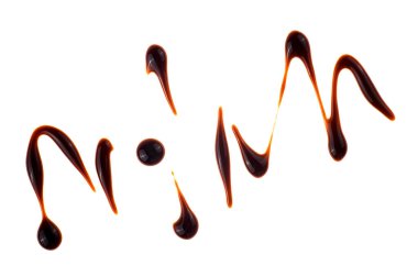 Beyaz arka planda izole edilmiş balzamik sirke damlaları, üst manzara. Balzamik sirke kremi, İtalyan salata sosu..