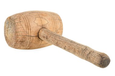 Beyaz arka planda izole edilmiş klasik tahta çekiç. Eski ahşap aletler. Marangoz ekipmanı..