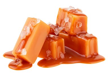 Karamel soslu lezzetli şekerler ve beyaz arka planda izole edilmiş deniz tuzu.