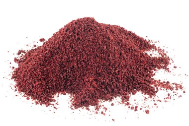 Zemin sumac baharat yığını beyaz arka planda izole edilmiş. Kurumuş kırmızı sumak tozu..