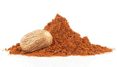 Hindistan cevizi ve tüm hindistan cevizi beyaz bir arka planda izole edilmiş.