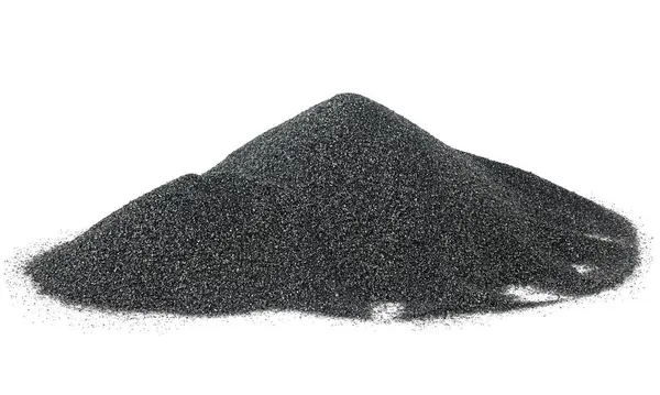 白い背景に隔離された黒い石英砂の山 粉砕された石英は建築材料 水処理および農業で使用されます ロイヤリティフリーのストック画像