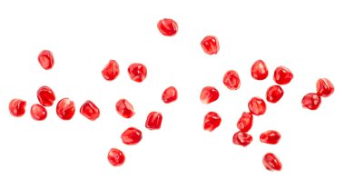 Beyaz arkaplanda izole edilmiş taze nar tohumları, üst görünüm.