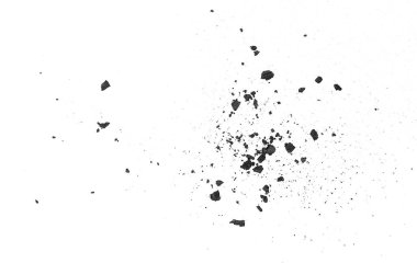 Siyah kömür parçaları beyaz arka planda izole edilmiş, yukarıdan görünüyor. Kömür parçacıkları.