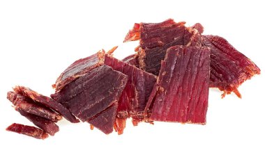 Beyaz arka planda izole edilmiş lezzetli sığır eti parçaları. Kurutulmuş et porsiyonu.