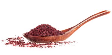 Tahta kaşıktaki Sumac baharatı beyaz arka planda izole edilmiş. Zemin sumac baharatı.