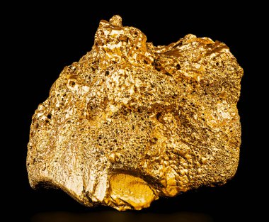 Siyah arka planda madenden saf altın. Finans ve iş konsepti olarak altın cevheri.