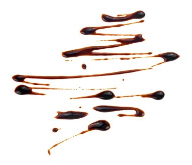 Beyaz arka planda izole edilmiş sıvı çikolata sosu. Erimiş çikolata kreması..