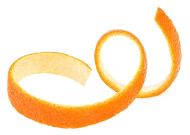 Beyaz arka planda izole edilmiş sarmal bir şekilde sulu portakal tadı. Taze narenciye derisi.